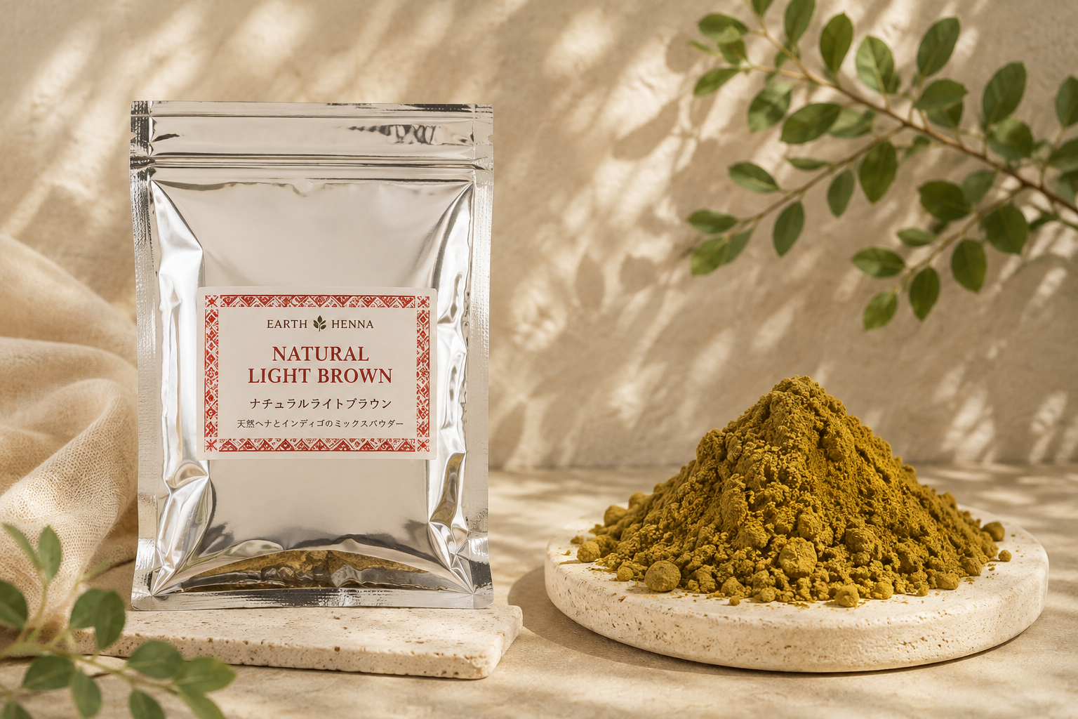 EARTH HENNA ナチュラルライトブラウンの商品パッケージとパウダー